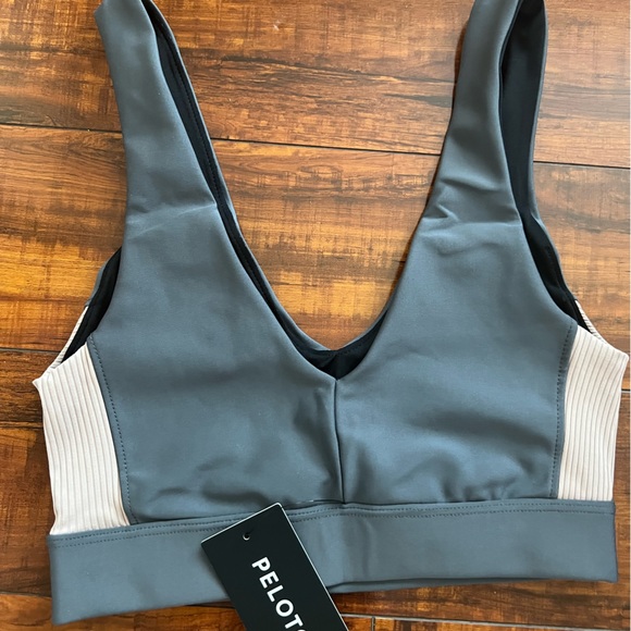 Peloton Women's Rotate Sports Bra size S - Picture 6 of 9